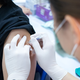Cepljenje proti pasovcu lahko zmanjša tveganje za srčni infarkt