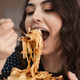 Bolje paziti na to kot na ogljikove hidrate: priljubljena dieta, ki lahko pri nekaterih močno zviša holesterol
