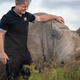 Rešuje nosoroge, a njegovo srce pripada slonom
