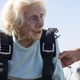 104-letnica umrla en teden po rekordnem skoku s padalom