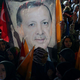 Številke, male in velike, so na strani Erdoğana