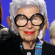 Umrla je Iris Apfel, »najstarejša najstnica na svetu«