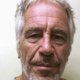 Pokojni Jeffrey Epstein sega iz groba