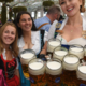 Na Oktoberfestu zaradi voajerskih posnetkov ženskam delili kratke hlače