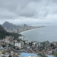 Brazilske favele: na mizi kosilo zraven pa kalašnikovka