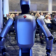 Humanoidni robot delal salte sredi Ljubljane (video)