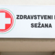 Ponovno prizor pacientk, ki v vrsti čakajo na opredelitev pri novi ginekologinji