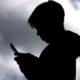 Trinajstletnik s pametnim telefonom je že naletel na pornografijo