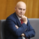 Pregled novih učnih načrtov za ideološko nevtralnost