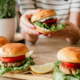 Burger s tuno: lahek poletni favorit, pripravljen v 20 minutah (VIDEO)