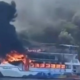Z goreče turistične ladje v morje skočilo 115 ljudi