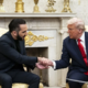 TV namig: Trumpov stisk roke za zapor groze