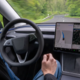 Ko tesla vozi sama: kdo plača, če se zaleti?