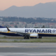 Ryanair zanika obtožbe Srba, da ga je posesalo skozi okno