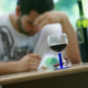 Strokovni svet NIJZ nasprotuje prodaji alkohola v šolah