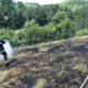 Neprijavljeno kurjenje ušlo izpod nadzora, eden od gasilcev pristal v bolnišnici