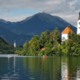 Bled diha s turizmom, a se duši v gneči pločevine