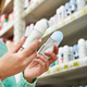 Kako izbrati deodorant? Dermatologinja pojasnjuje, na kaj biti pozoren
