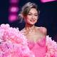 Gigi Hadid v svetleči rožnati obleki navdušila na poroki Taylor Swift