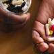 Multivitamini po 60. letu: Kaj razkriva obsežna znanstvena študija?