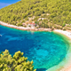 Najlepši zaliv Korčule, ki ga turisti množično obiskujejo