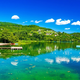 Le nekaj ur od Slovenije se skriva smaragdno jezero, ki jemlje dih