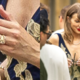 Taylor Swift na poroki blestela z zlatim poročnim prstanom, a prišla brez Travisa Kelcea