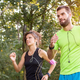 Nova fitnes obsesija? Vse več ljudi se na sprehod odpravi s tem telovnikom
