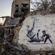 Nikoli ne neha presenečati: Banksyjeva dela vznikajo sredi ruševin v Ukrajini