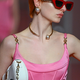 Nova Versace kolekcija, ki so jo predstavili na milanskem tednu mode, je prava paša za oči!