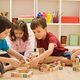 8 Idej, kako otroka zabavati in učiti obenem