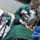 Kirurg med operacijo večkrat udaril pacientko, vse je posnela kamera