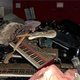 Naši glasbeni zvezdi povsem uničilo studio z več deset instrumenti