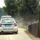Vaščana rešila policistko in policista pred Romi