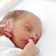 Novorojenček čudežno preživel porod, v krvi imel 2,8 promila