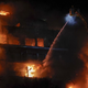 Prizori groze v Valenciji, ogenj pogoltnil stanovanjski blok, mrtvi in ranjeni