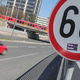 Prva 'žrtev' novega zakona - prehitremu vozniku odvzeli avto