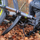 V smrtni nevarnosti: Ob cesti našli ranjenega 79-letnega kolesarja
