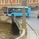 Tragedija: v enem najbolj prestižnih mest na svetu avtobus zapeljal v reko