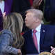 Foto: Tako močno je Melania stiskala ustnice, ko ji je Donald pritisnil poljubček