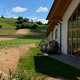 V Sloveniji zrasel nov glamping, v katerem ima vsaka hišica svoje drevo