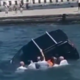 Video: Avto pristal v morju, voznika so rešili vojaki