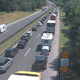 Zaradi gorečega vozila zaprt prehitevalni pas
