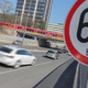 Nova ideja iz Bruslja: avtomobil bi vozniku ob prekoračitvi hitrosti zmanjšal moč motorja