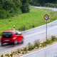 Prometni absurd: V eno smer je omejitev 70, v drugo pa 90 km/h