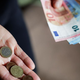 Ogroženih 30.000 družin, lahko bi ostali brez socialnih prejemkov