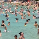 "Truplo pri truplu" na plaži, ki je med Slovenci zelo priljubljena!