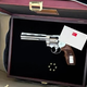 Voditeljem podaril revolver z naboji, med prejemniki tudi Janša