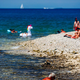 Nenavaden napad ob hrvaški obali, kopalci iskali pomoč