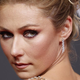 Mikaela Shiffrin brez nedrčka na rdeči preprogi